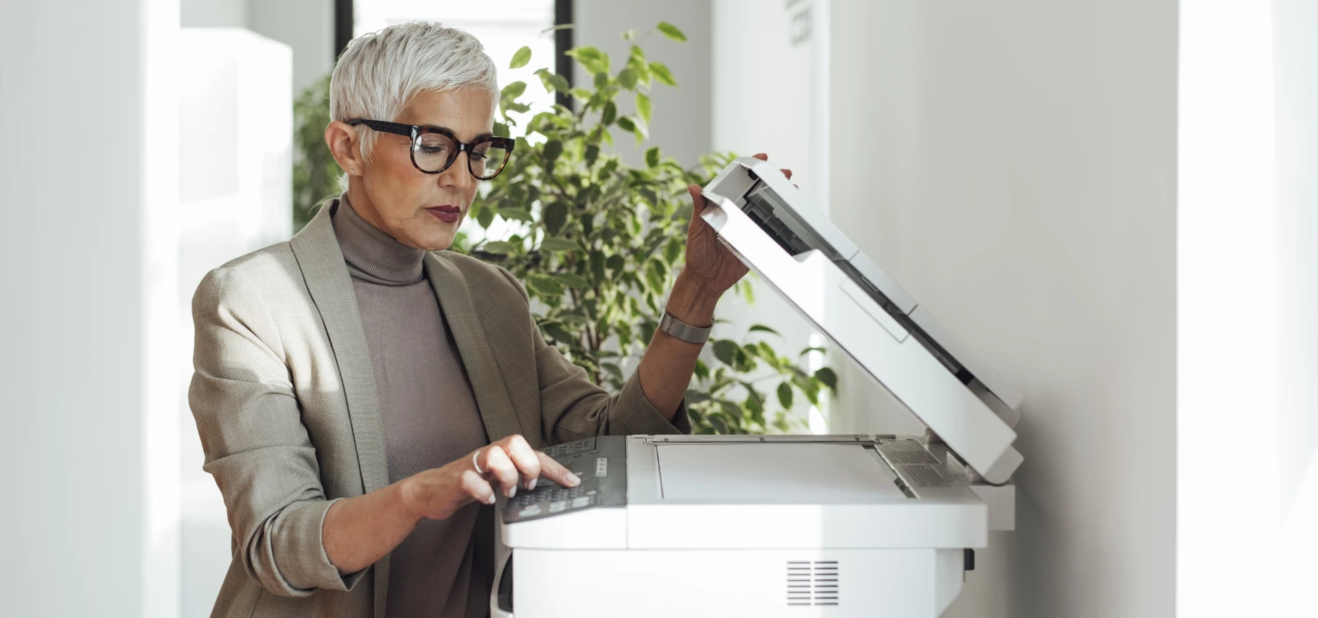 Starsza Pani obsługująca drukarkę